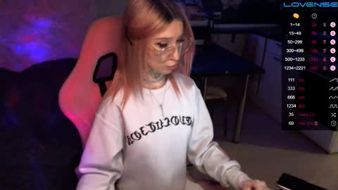 Snapshot of yngmilf_ chatting on 12.30.24 online show from 12.30.24