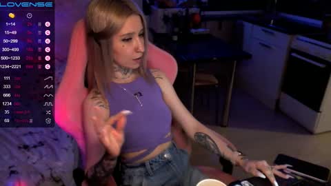 Snapshot of yngmilf_ chatting on 02.22.25 online show from 02.22.25