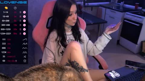 Snapshot of yngmilf_ chatting on 10.05.25 online show from 10.05.25