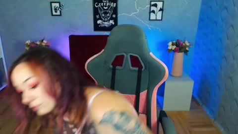 Snapshot of yolandyfoun chatting on 11.06.25 Yolandi-Foun online show from 11.06.25