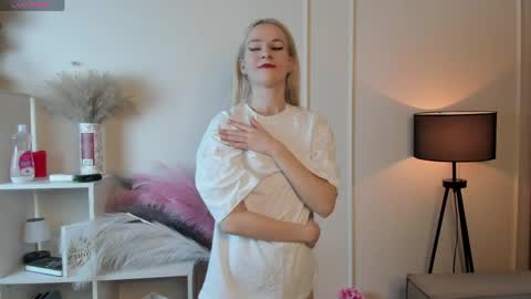 Snapshot of you_fell_in_love chatting on 05.06.26 Elizabeth brunette -- Darline blonde online show from 05.06.26