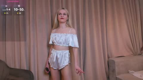 Snapshot of you_fell_in_love chatting on 05.08.26 Elizabeth brunette -- Darline blonde online show from 05.08.26