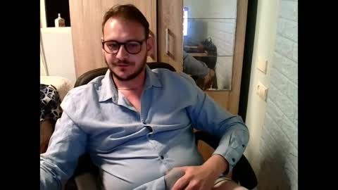 Snapshot of younromki chatting on 04.18.26 A... online show from 04.18.26