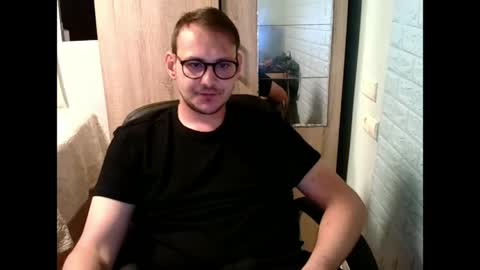 Snapshot of younromki chatting on 04.28.26 A... online show from 04.28.26