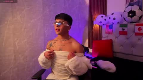 Snapshot of your_kitty_boy chatting on 06.17.26 your_kitty_boy online show from 06.17.26