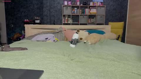 Mia online show from 11.27.25