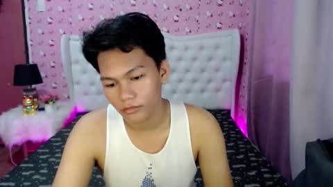 Snapshot of yourdreamboyxx chatting on 09.15.25 HEN online show from 09.15.25