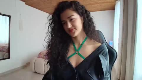 Snapshot of yourdreamgirl2025 chatting on 10.29.25 yourdreamgirl2025 online show from 10.29.25