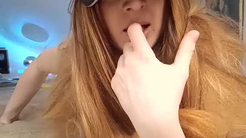 HollyHorne online show from 10.06.25