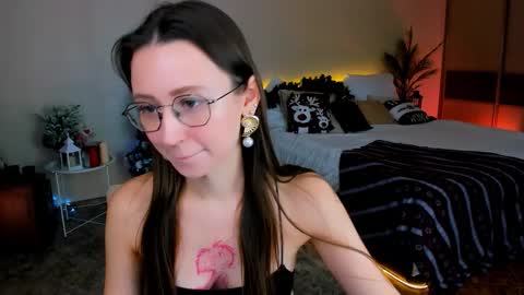 Snapshot of yourlovelystoryy chatting on 12.19.25 Vetta online show from 12.19.25