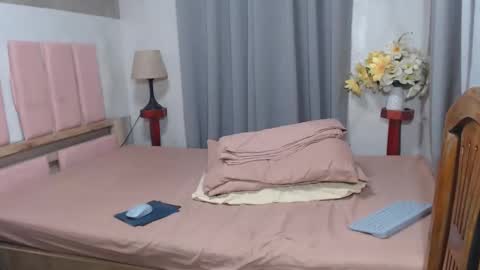 Snapshot of yournewgirldiane chatting on 04.09.26 BigCockTsMistress online show from 04.09.26
