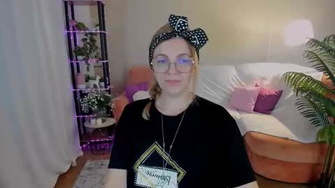 Snapshot of youruniverser chatting on 09.08.25 Alice online show from 09.08.25