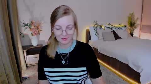 Snapshot of youruniverser chatting on 09.14.25 Alice online show from 09.14.25