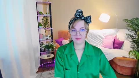 Snapshot of youruniverser chatting on 09.21.25 Alice online show from 09.21.25