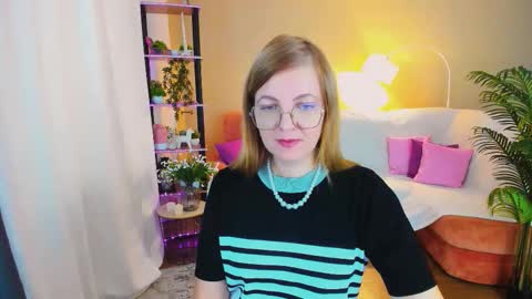 Snapshot of youruniverser chatting on 09.23.25 Alice online show from 09.23.25