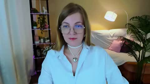 Snapshot of youruniverser chatting on 10.03.25 Alice online show from 10.03.25