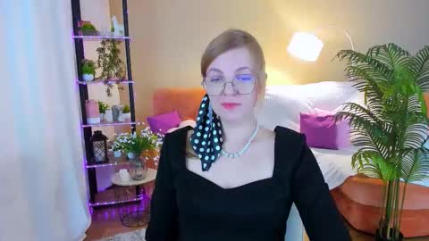 Snapshot of youruniverser chatting on 10.08.25 Alice online show from 10.08.25