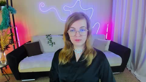 Snapshot of youruniverser chatting on 10.10.25 Alice online show from 10.10.25