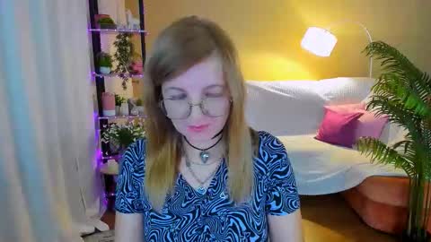 Snapshot of youruniverser chatting on 10.12.25 Alice online show from 10.12.25