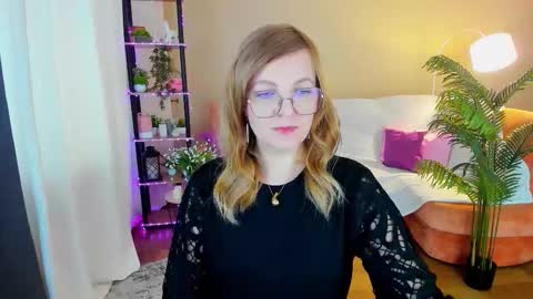 Snapshot of youruniverser chatting on 10.14.25 Alice online show from 10.14.25