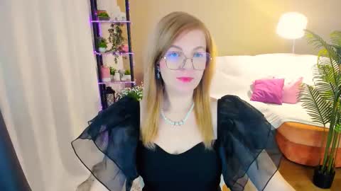 Snapshot of youruniverser chatting on 10.20.25 Alice online show from 10.20.25