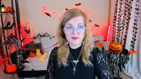 Snapshot of youruniverser chatting on 10.23.25 Alice online show from 10.23.25