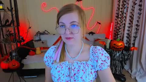 Snapshot of youruniverser chatting on 10.25.25 Alice online show from 10.25.25