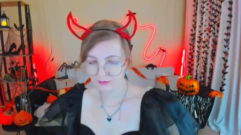 Snapshot of youruniverser chatting on 10.26.25 Alice online show from 10.26.25