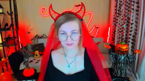 Snapshot of youruniverser chatting on 10.28.25 Alice online show from 10.28.25