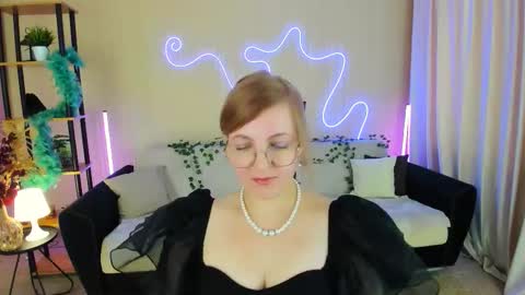 Snapshot of youruniverser chatting on 11.09.25 Alice online show from 11.09.25