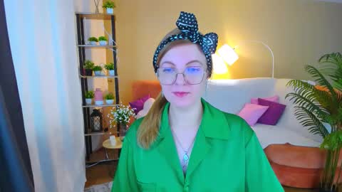 Snapshot of youruniverser chatting on 11.11.25 Alice online show from 11.11.25