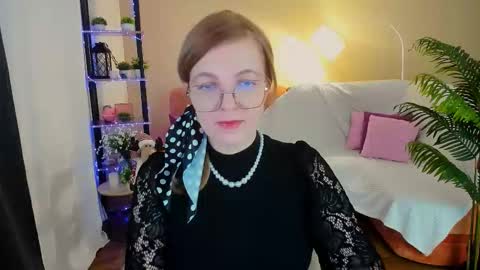 Snapshot of youruniverser chatting on 12.01.25 Alice online show from 12.01.25