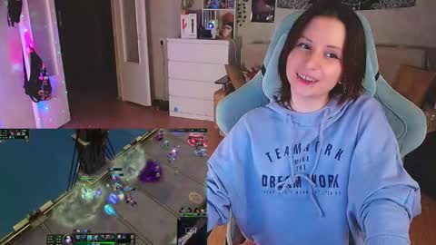 Snapshot of yum_neko_chan chatting on 12.31.24 Kris online show from 12.31.24