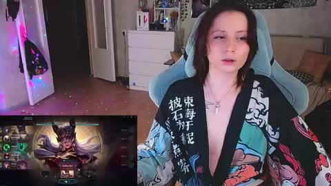 Snapshot of yum_neko_chan chatting on 01.06.25 Kris online show from 01.06.25