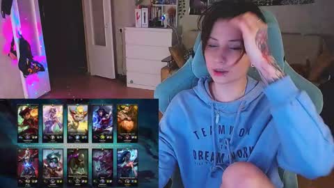 Snapshot of yum_neko_chan chatting on 02.01.25 Kris online show from 02.01.25