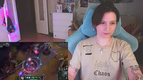 Snapshot of yum_neko_chan chatting on 02.05.25 Kris online show from 02.05.25