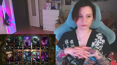 Snapshot of yum_neko_chan chatting on 02.12.25 Kris online show from 02.12.25