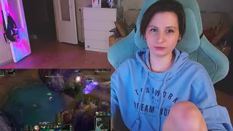 Snapshot of yum_neko_chan chatting on 02.13.25 Kris online show from 02.13.25