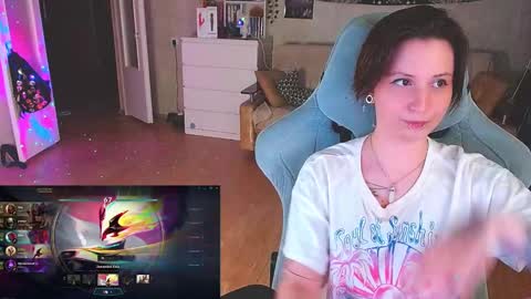 Snapshot of yum_neko_chan chatting on 03.05.25 Kris online show from 03.05.25