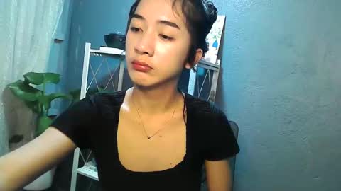 yumi_18 online show from 11.27.25