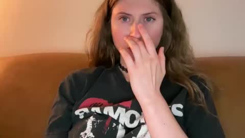 Snapshot of yumiandwolf chatting on 09.11.25 yumiandwolf online show from 09.11.25