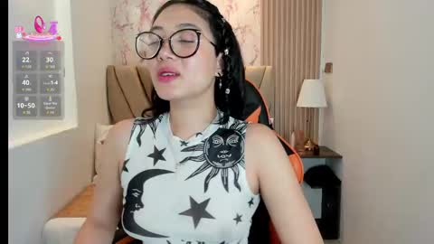 Snapshot of yuna__min chatting on 09.27.25 Yuna  online show from 09.27.25