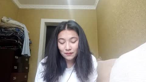 Snapshot of yuonneaquilar chatting on 11.04.25 Yuna online show from 11.04.25