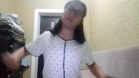 Snapshot of yuonneaquilar chatting on 11.17.25 Yuna online show from 11.17.25