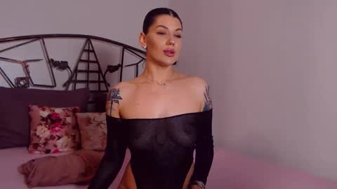 I V Y   online show from 04.22.26