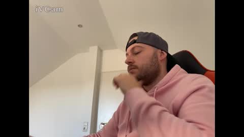 Snapshot of zac242421 chatting on 11.04.25 TheZac online show from 11.04.25