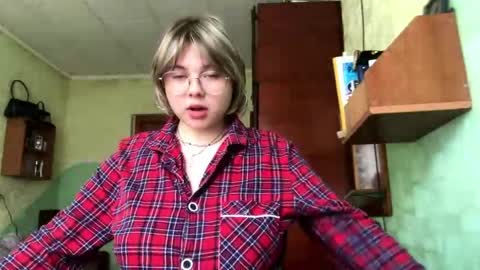 Snapshot of zafiellex chatting on 04.10.26 Mia online show from 04.10.26