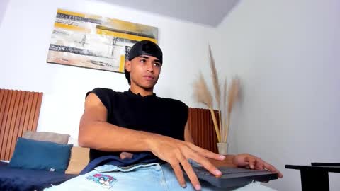 Snapshot of zander_2120 chatting on 11.05.25 Zander online show from 11.05.25