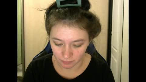 Snapshot of zara_golden chatting on 12.30.24 chaturcum online show from 12.30.24