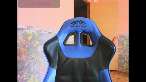 Snapshot of zara_golden chatting on 10.18.25 chaturcum online show from 10.18.25